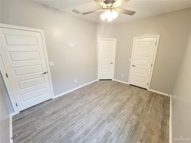 Building Photo - 300 Retama Ln