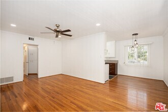 Building Photo - 256 S Doheny Dr