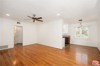 Building Photo - 256 S Doheny Dr