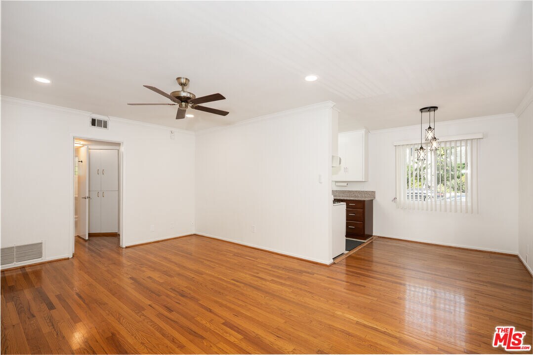 Foto principal - 256 S Doheny Dr