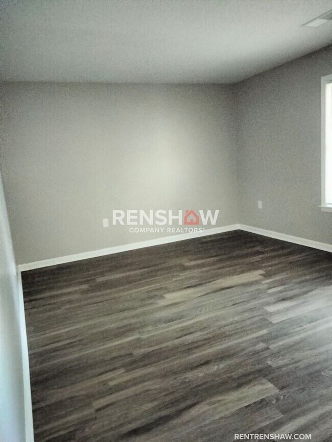 Building Photo - Gorgeous 3 bedroom / 1.5 bath in Parkway V...