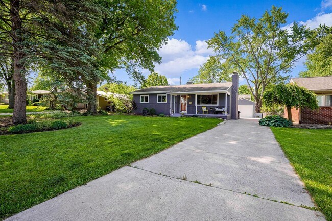 Foto del edificio - Fully Furnished! Stunning UA Ranch with 3 ...