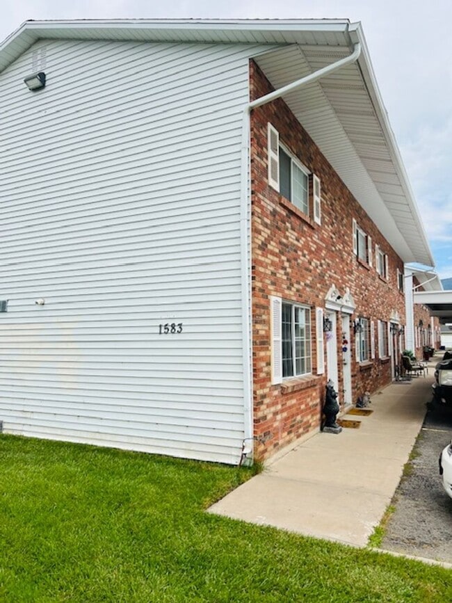 Building Photo - Beautifully remodeled town home for rent w...