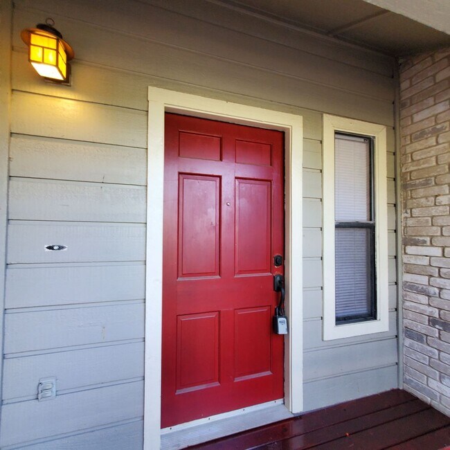 Building Photo - MOVE IN SPECIAL!!!  Beautiful Home in Coll...