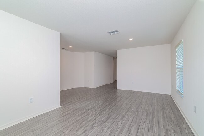 Building Photo - 1367 Swan Lake Cir