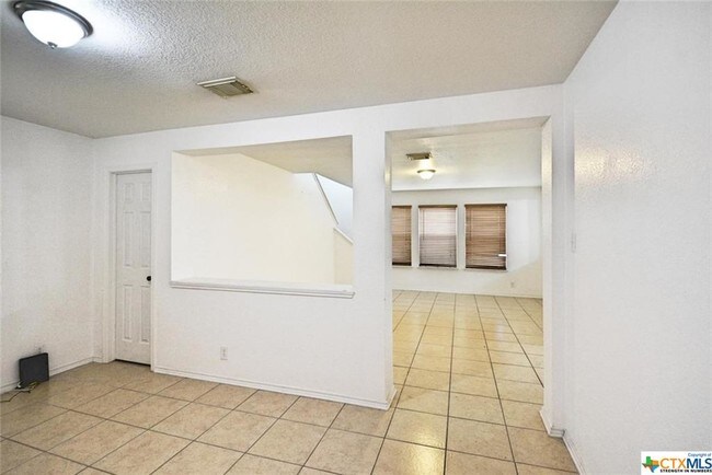Building Photo - 320 Scenic Meadow