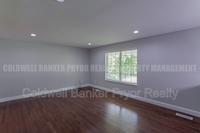 Building Photo - 313 Maple Way