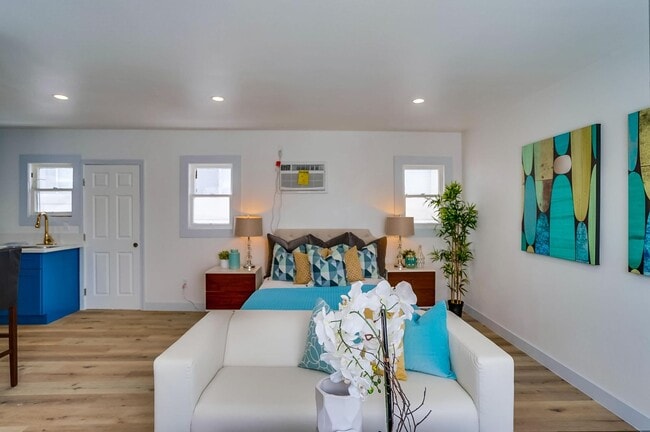 Building Photo - 1208 Daisy Ave