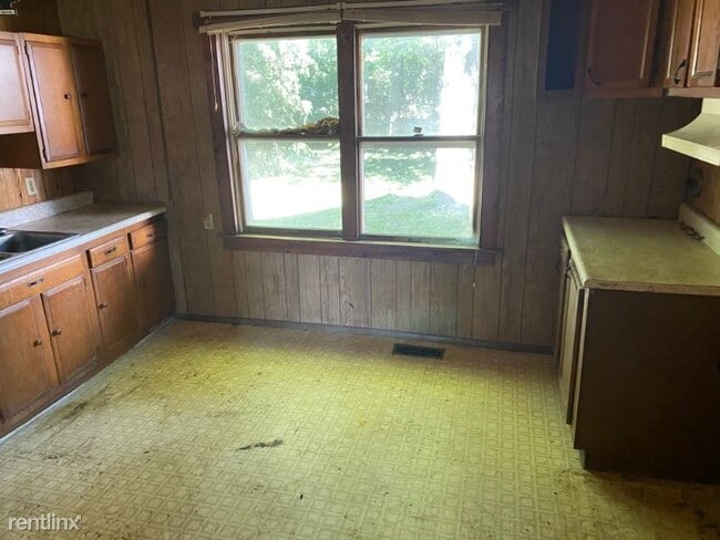 Building Photo - 1 br, 1 bath House - 206 S Sixth St.