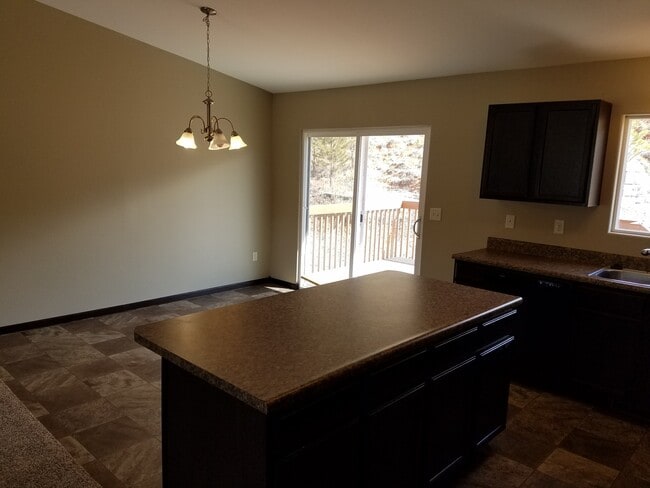 Foto del edificio - 4 BEDROOM | 3 BATH | TOWNHOME | GARAGE | WEST SIDE