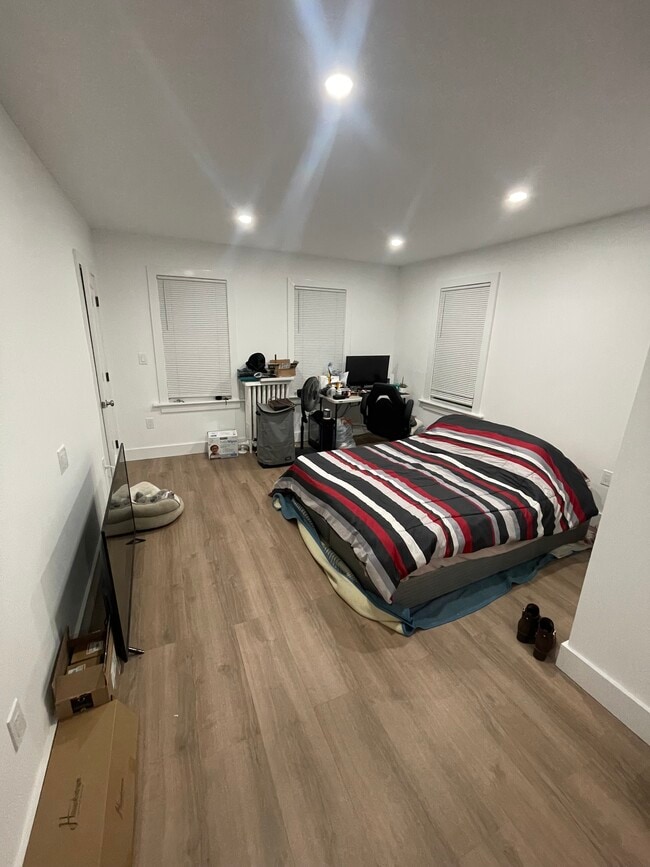 Building Photo - 13 Division St W