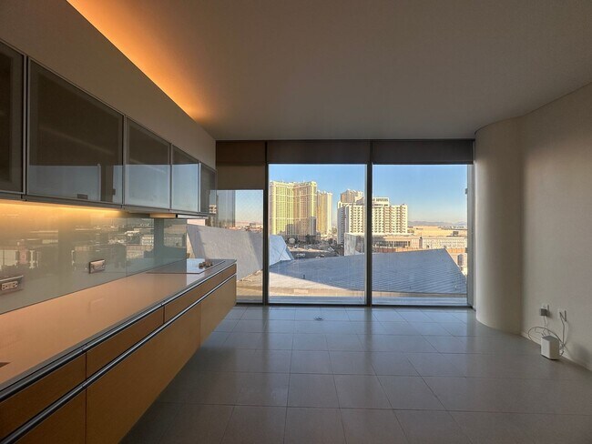 Foto del edificio - Furnished High-Rise on The Strip