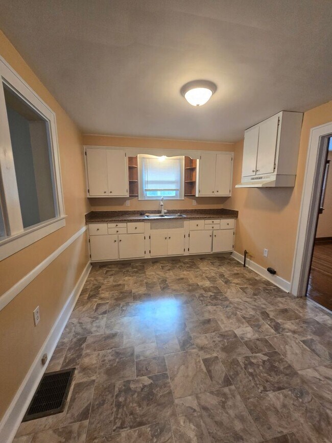 Foto del edificio - Four Bedroom Home Located on the Westside ...