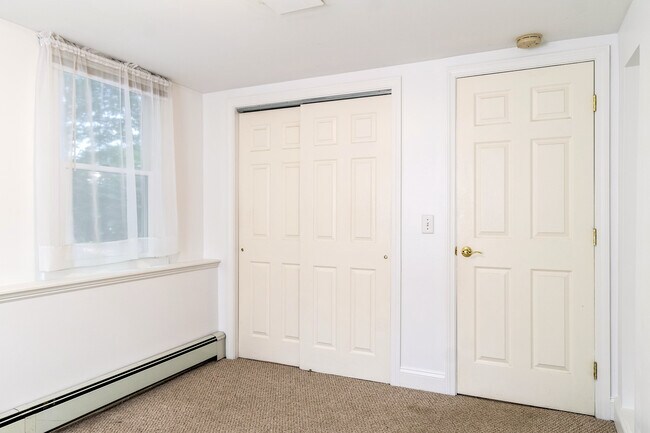 Bright Bedroom with large closet - 30 Midrocks Dr