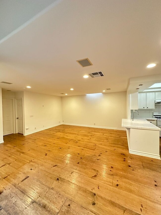 Building Photo - 3 Bedroom Irvine Home - Large Master Suite...