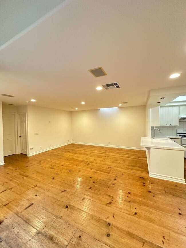 Foto del edificio - 3 Bedroom Irvine Home - Large Master Suite w/ Wood Floors - Beautiful!!!!!