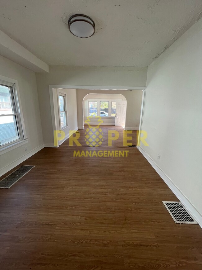 Building Photo - 2 bedrooms 1 bathroom house for rent