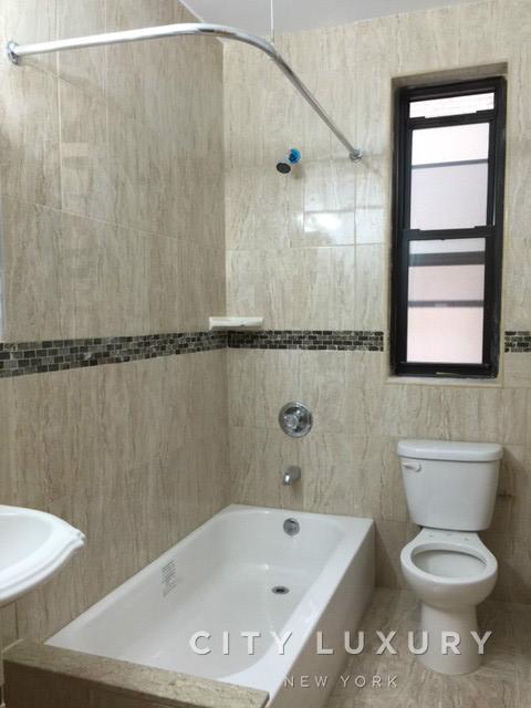 Foto del edificio - 30 Dongan Pl