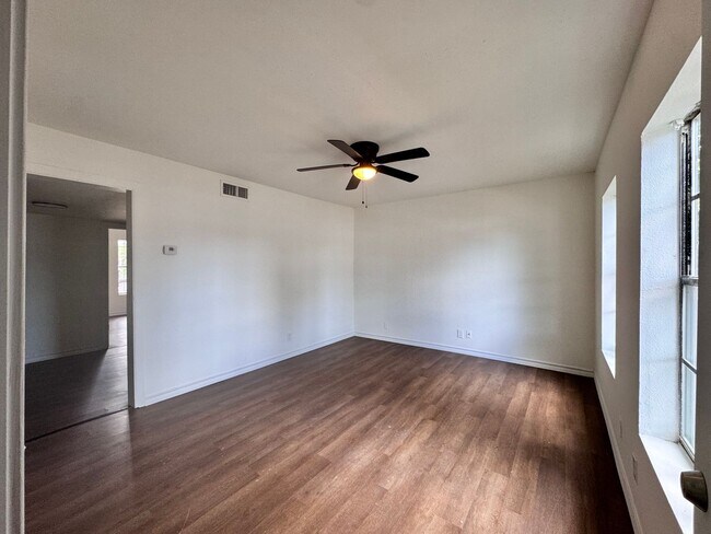 Foto del edificio - ONE BEDROOM APT WITH WATER PAID