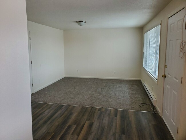 Foto del edificio - 7865 Valley Rd NE