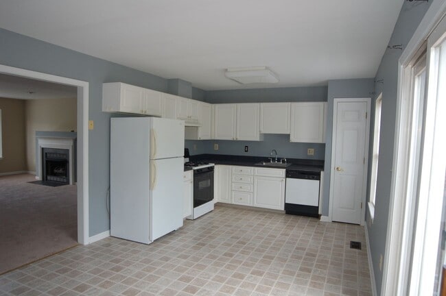 Building Photo - Town Home