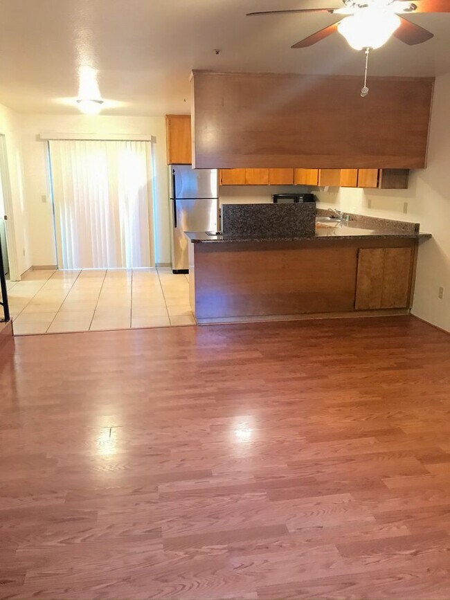 Building Photo - Spacious & Affordable 5 Bedrooms - Close to Campus!!