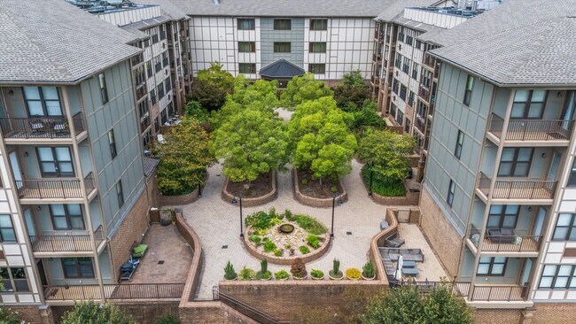 Foto del edificio - 445 W Blount Ave