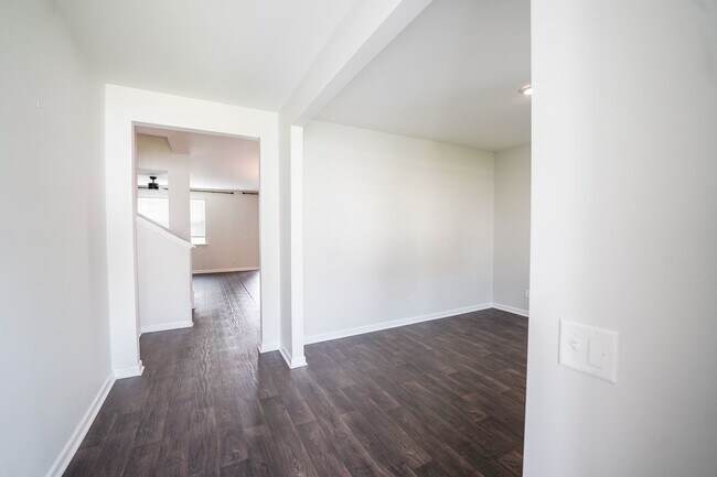 Foto del edificio - Coming Available!