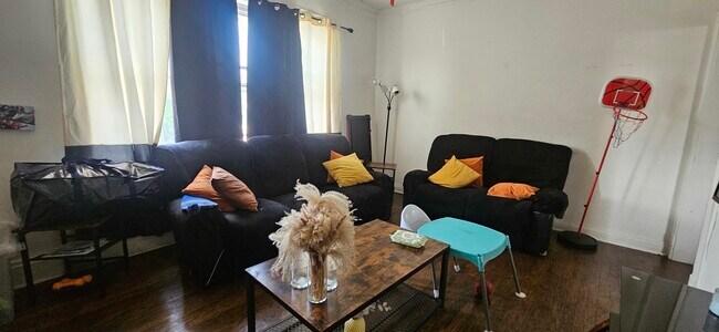 Foto del edificio - 3752 W Division St