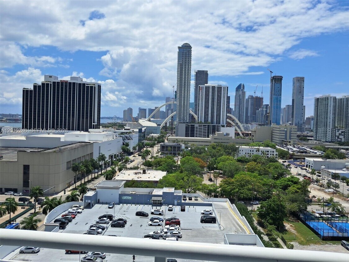Foto del edificio - 275 NE 18th St