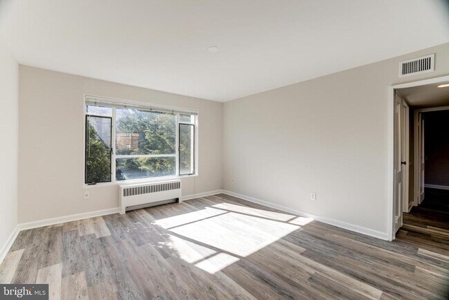 Foto del edificio - 10413 Montrose Ave