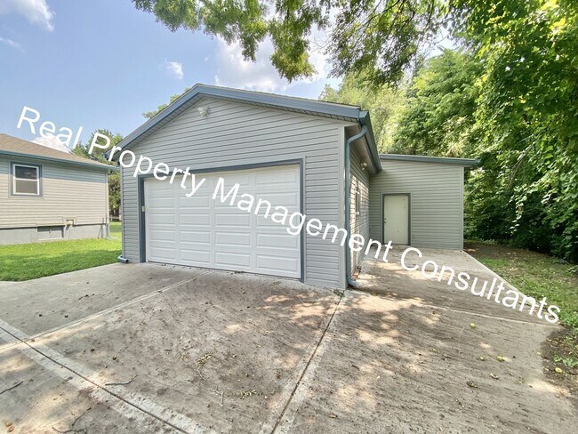 Foto del edificio - 3 Bedroom w Bonus Rm Fenced Yard & Shop