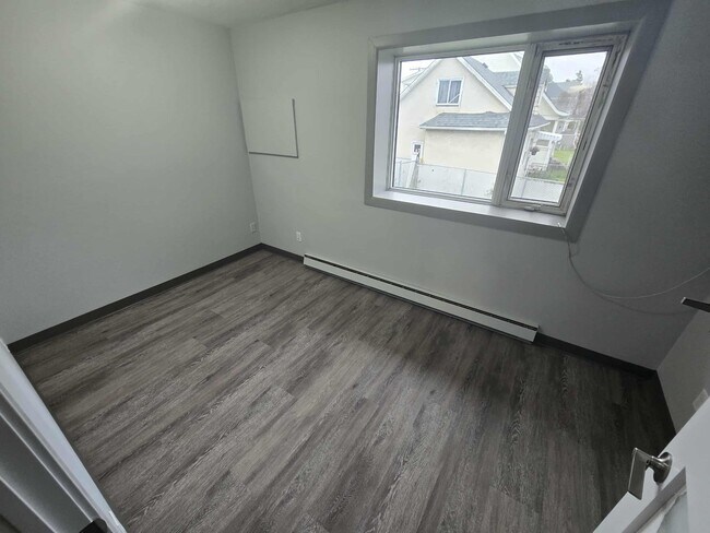 Photo du bâtiment - 155-155 Mighton Ave