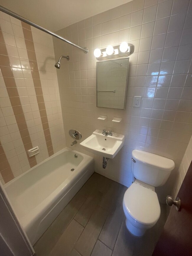 Building Photo - Huge 1 bed unit near the Green Line with H...