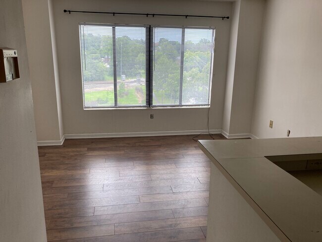 Photo - 1600 Park Cir Apartment