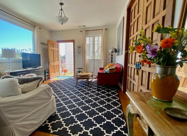 En la sala de estar mirando hacia la puerta de entrada. - 1619 1/2 Grafton St