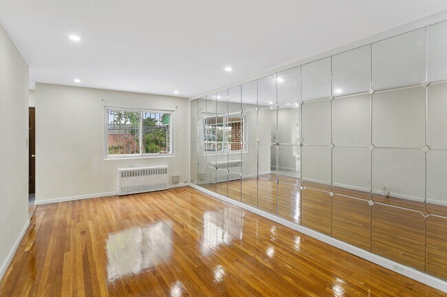 Foto del edificio - 1102 E 101st St
