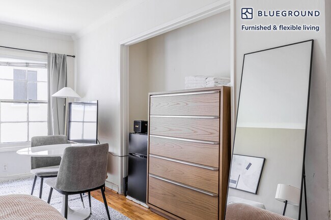 Foto del edificio - 136 S Roxbury Dr