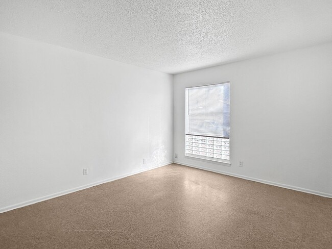 Foto del edificio - Corner-lot Home / 1.5 Bathroom Home