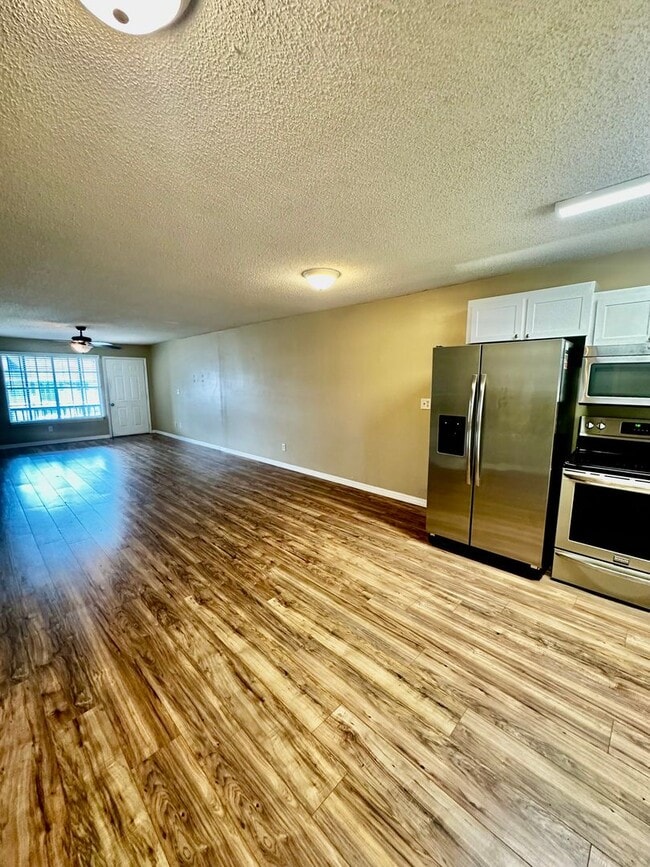 Building Photo - 313 Dirksen Dr