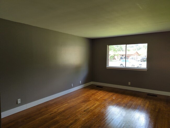 Building Photo - 1302 Ridgefield Cir