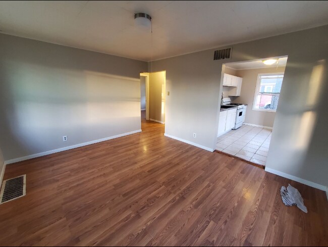 Building Photo - 824 Kingsporte Ave