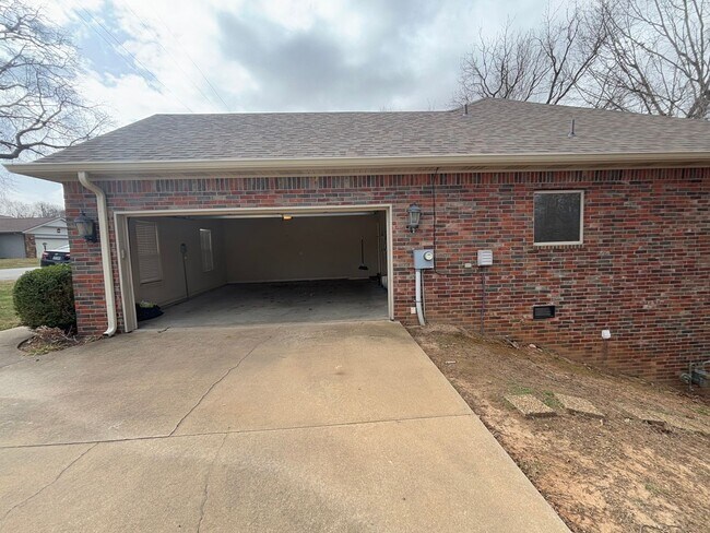 Foto del edificio - 3 Bedroom, 2 Full Bath, 2-car attached gar...
