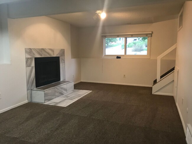 Building Photo - 2 Bd 2 Bath with loft - Available Early De...