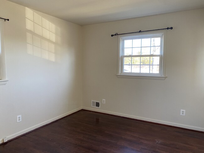 Building Photo - Affordable, Spacious AND Convenient Walk t...