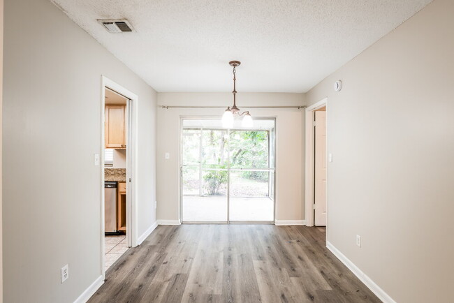 Building Photo - 2701 Kinnon Dr