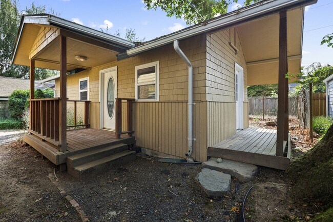Foto del edificio - Fantastic location, move in ready! 1 bed, one bath, HUGE kitchen!