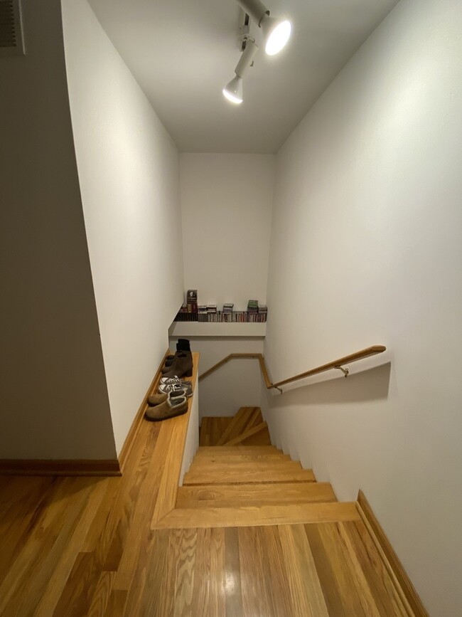 Building Photo - 867 W Buckingham Pl