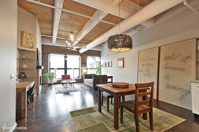 Building Photo - 1728 N Damen Ave