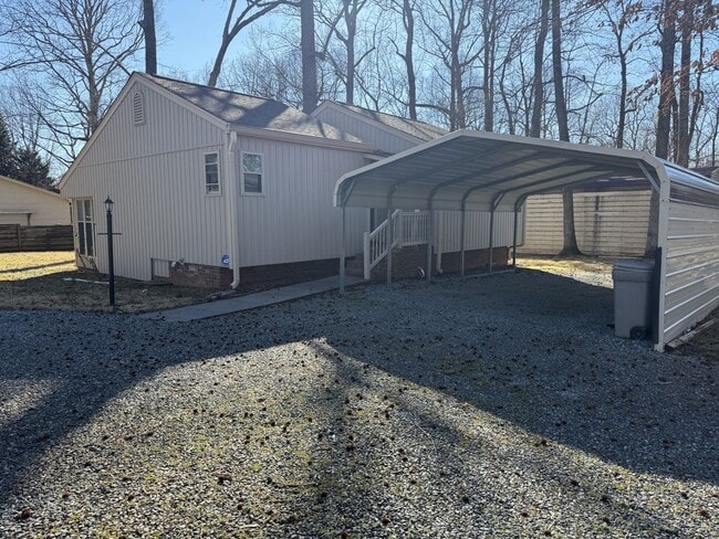 Building Photo - Adorable 2 Bedroom Off Alamance Church Road